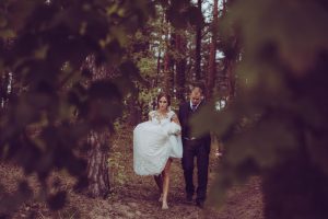 līgava un līgavainis mežā